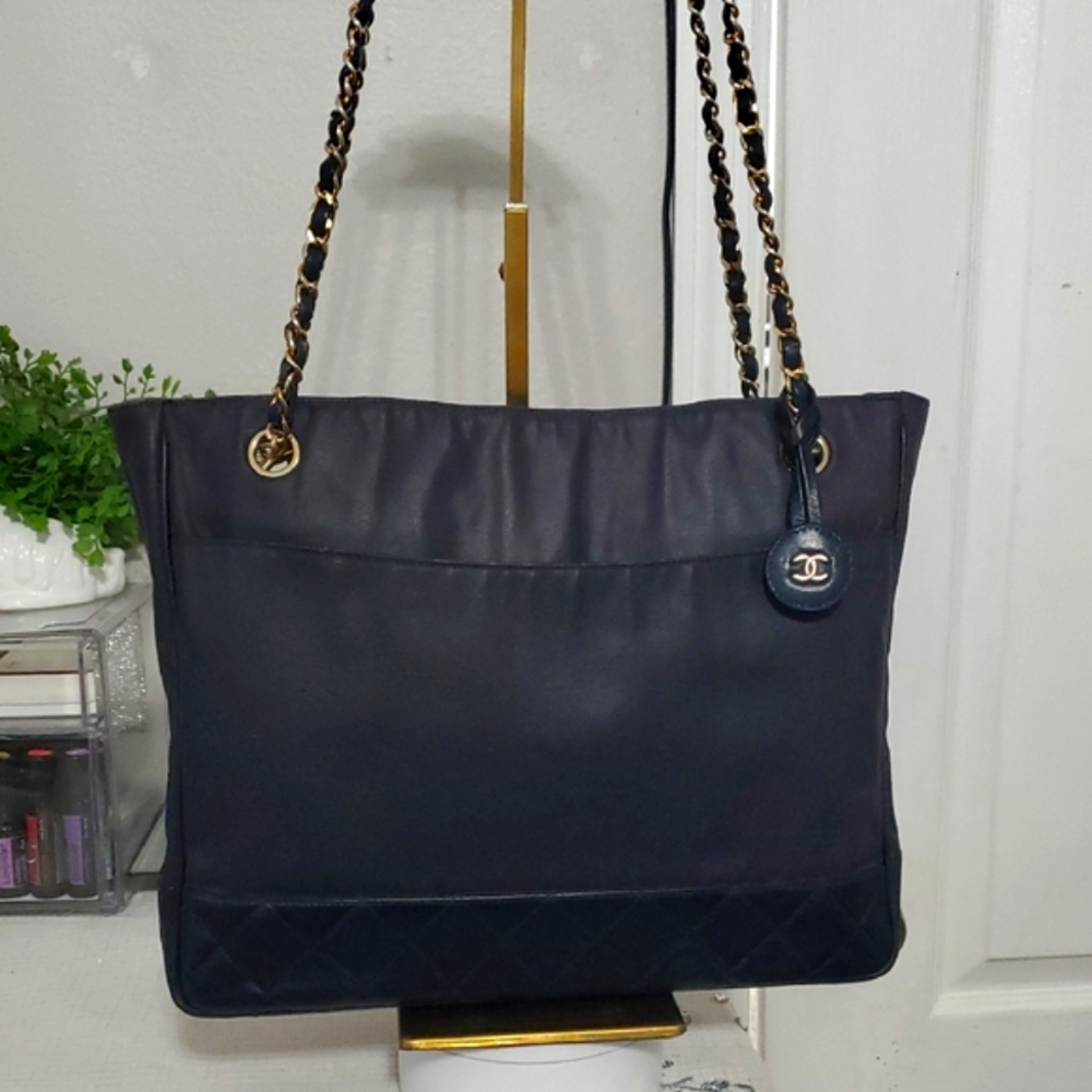 🇮🇹Chanel Black Quilted Leather and Coated Canvas Medium Shopping Tote B